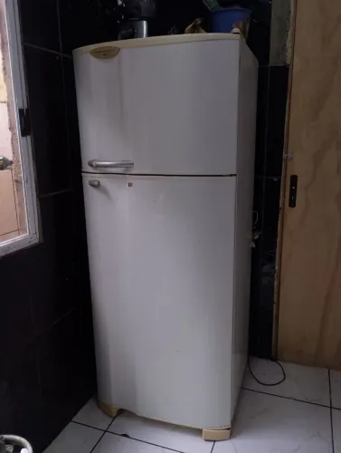 Vendo geladeira funcionando perfeitamente sujeito a testes