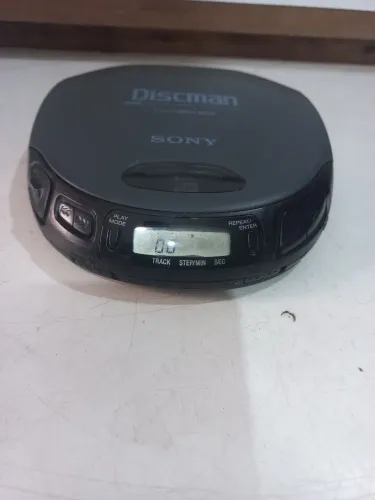 Discman antigo Sony D 152 liga mas não toca o CD 