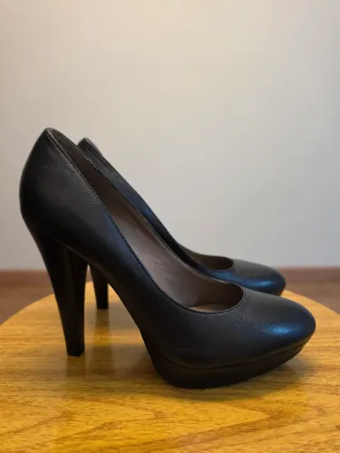 Scarpin meia-pata em couro