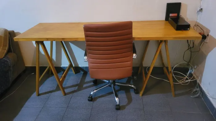 Mesa Cavalete de Madeira Pinus com Cadeira de Escritório