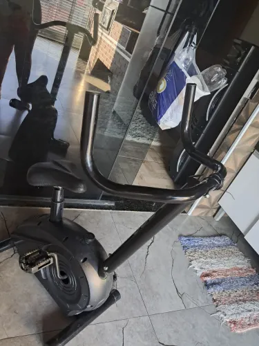 Vende se bicicleta de ginástica