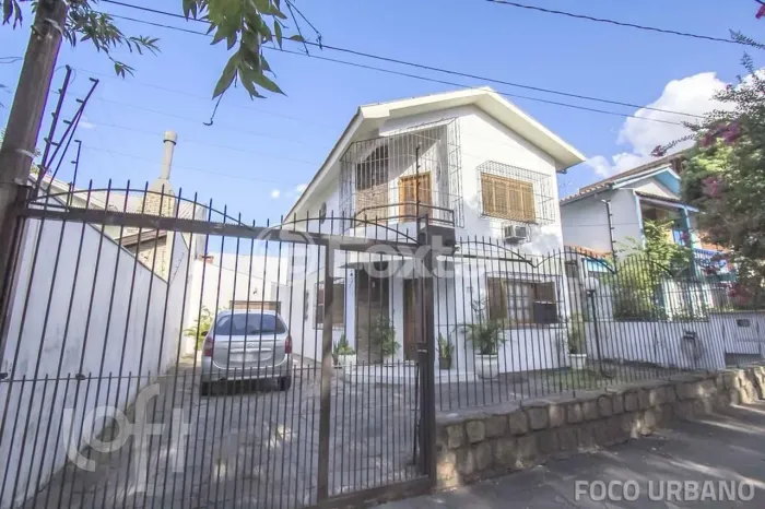 Casa à venda em Vila Ipiranga com 147 m², 3 quartos, 5 vagas