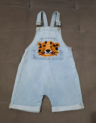 Jardineira jeans onça pintada