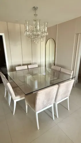 Mesa de Jantar com Tampo de Vidro e Cadeiras Estofadas - Elegante e Moderna