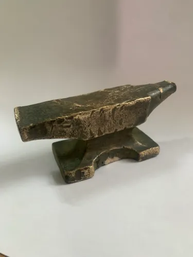 Mini bigorna de latão 