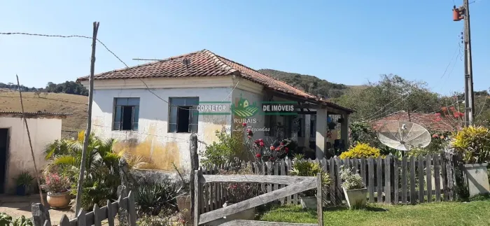 Sitio no Sul de Minas , bela vista das montanhas , com 8 hectares , casa , curral , queija