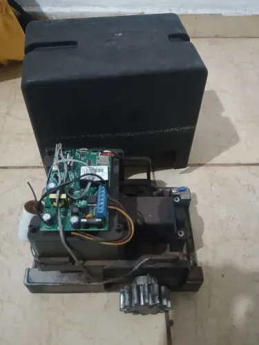 Motor de portão usado pouco tempo barato 200