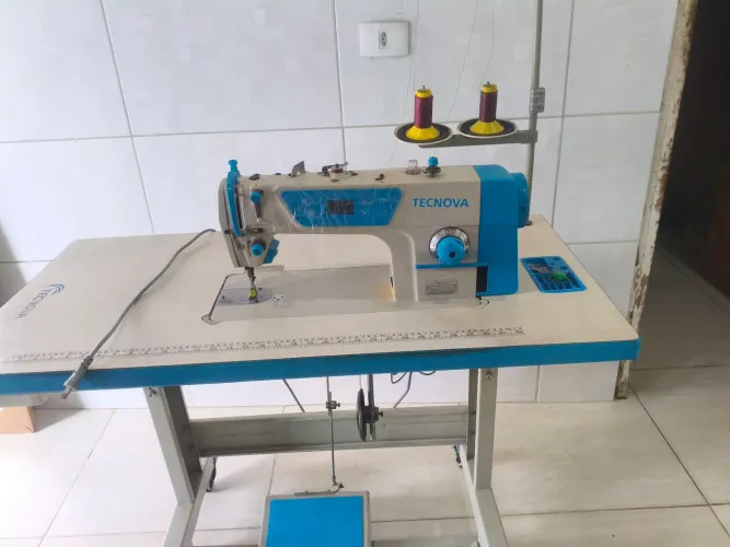 Máquina de costura industrial direc drive.