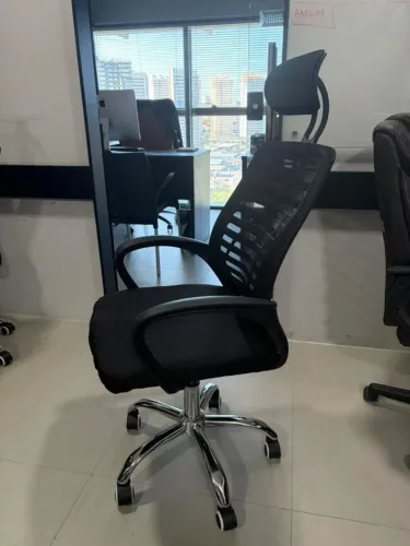 Cadeira de Escritório Ergonômica Preta com Encosto de Cabeça