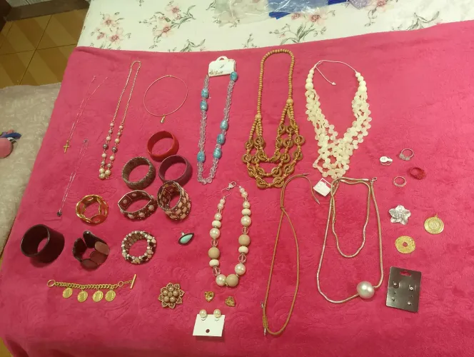 MAIS DE 30 BIJUTERIAS ALGUMAS SEM USO