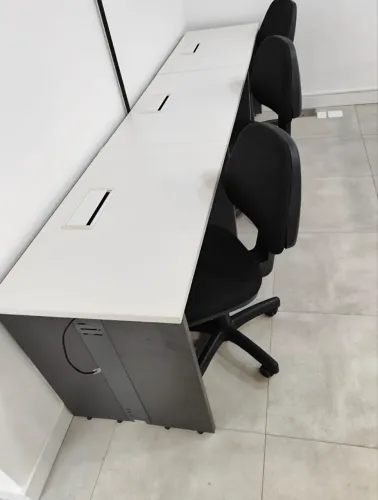 Mesa para Escritório 100x60 cm | Com Tomadas Embutidas e Passa-Fios | R$ 250