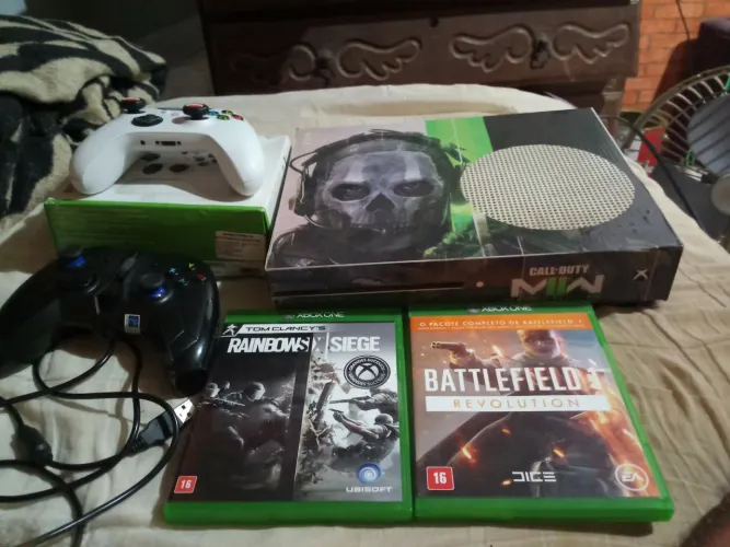 Vendo Xbox one s envelopado com 2 controles dois jogos originas! ! Só pegar e jogar 
