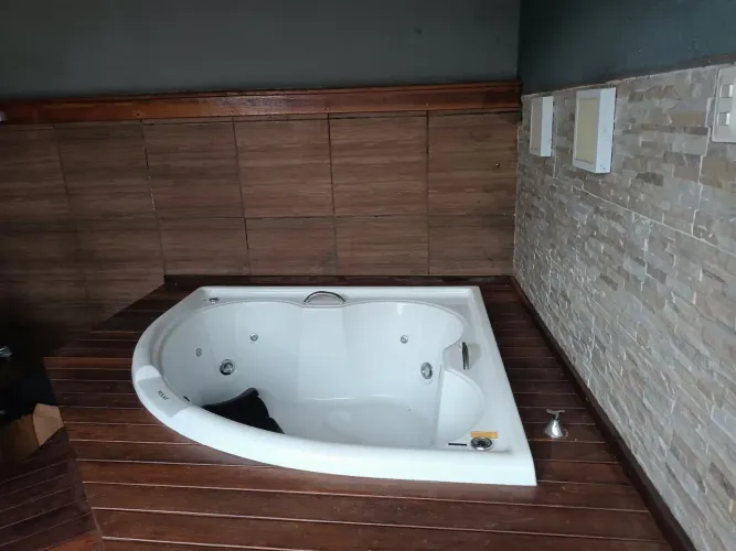 Vende se uma jacuzzi completa