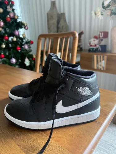 Tênis Air Jordan 1 Mid preto/ branco feminino 
