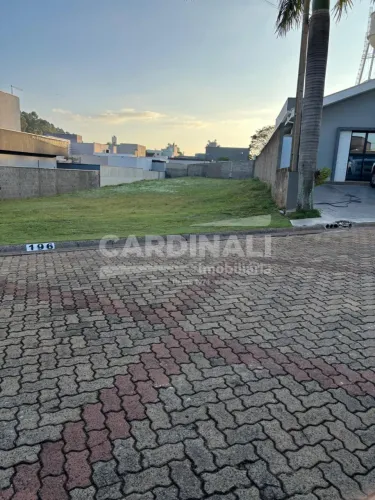 Terreno em condomínio fechado, com excelente localização.