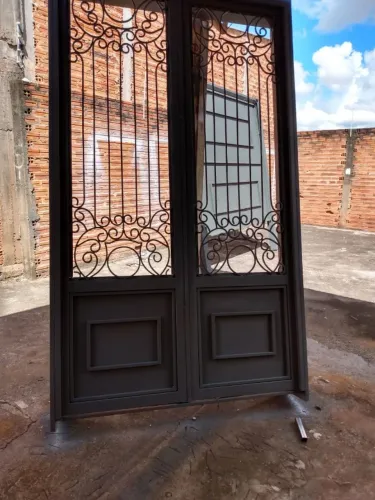 Portas e janelas trabalhadas, corrimões, guarda corpo.