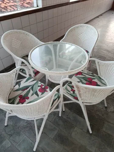 Conjunto de vime branca com 1 mesa e 4 cadeiras