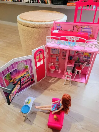 Casa de férias da Barbie 2009 vira maleta
