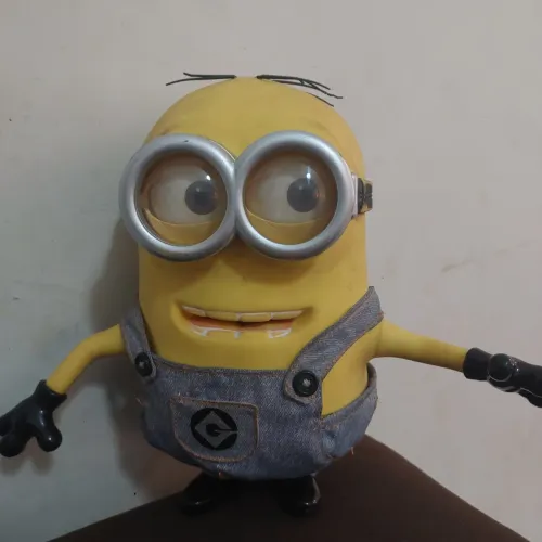 Minions eletrônico (fala,canta mexe os olhos )