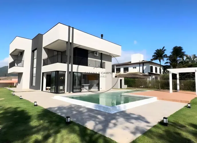 Casa de alto padrão à venda com acesso à represa em Joanópolis