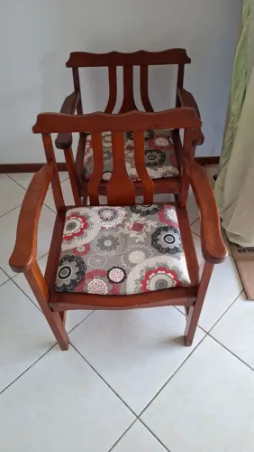 Cadairas em Mogno