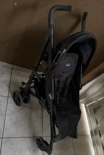 Carrinho de bebê guarda chuva marca chicco 