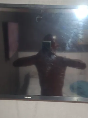 Vendo TV 32 smart ela as vezes trava um pouco pra sai logo 250 