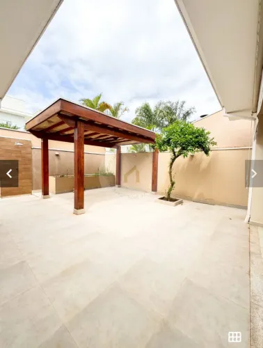 Pergolado de madeira com cobertura.