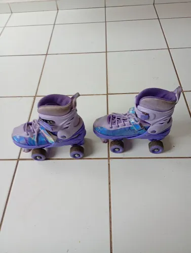 Vendo um patins roxo feminino squad