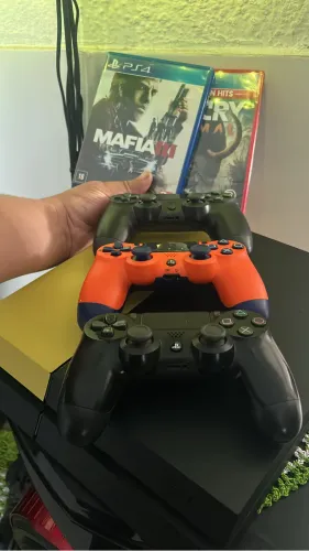 Ps4 fat com 3 controles e dois jogos 
