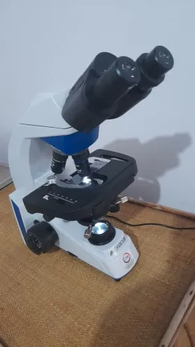 Microscópio óptico 1600x Biofocus monocromático