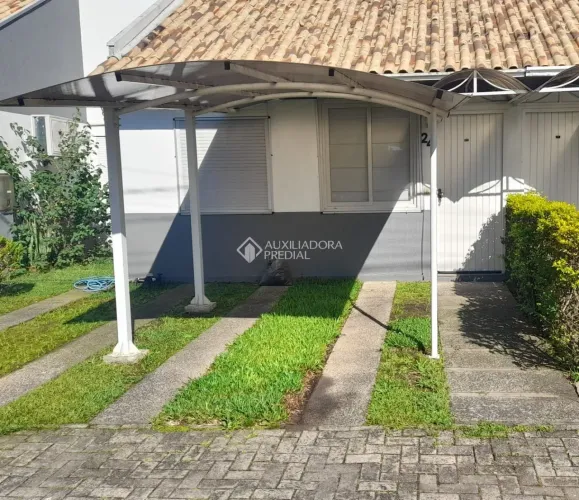 Casa de 3 quartos e 2 vagas em condomínio