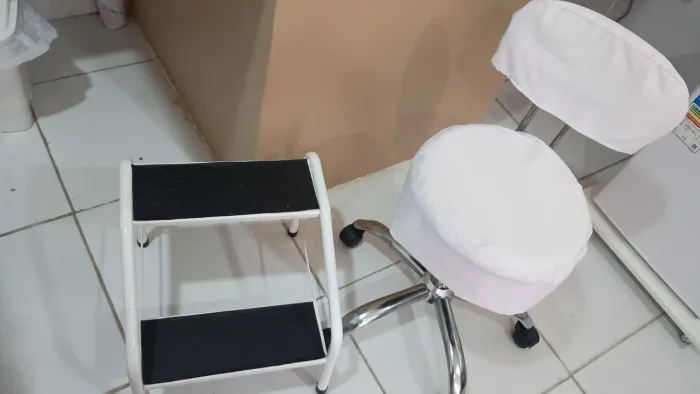 Cadeira de consultório e escada