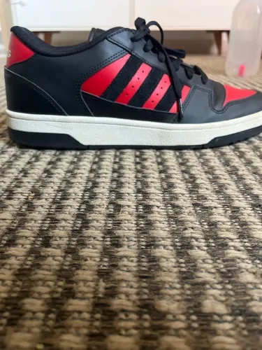 Tênis Adidas Hoops Classic Basquete Vermelho e Preto Sola Branca