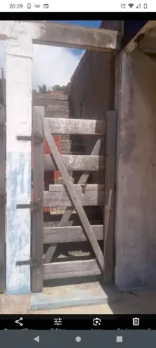 Imóvel com casas ? inacabadas. Projeto de uma pousada