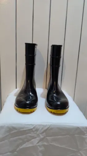 VENDO BOTA CANO CURTO PRETA