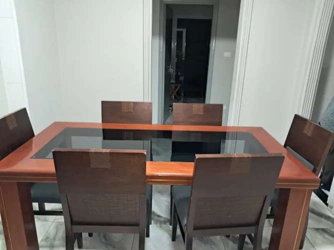Mesa com 6 cadeiras em madeira bem conservados!