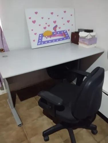 Mesa e cadeira de escritório