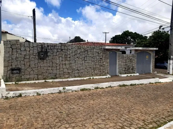 OPORTUNIDADE - 4/4 SENDO 2 SUÍTES - ESCRITURA PUBLICA - PRÓXIMO DO DETRAN RN - ACEITA FINA