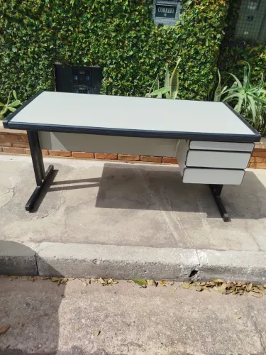 Mesa escritório com gavetas