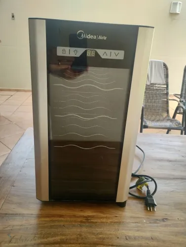Adega vinho climatizada Midea c/defeito