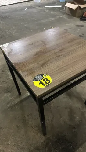 Mesa com base de ferro