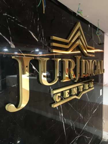 Letreiro em PVC expandido com acrílico 