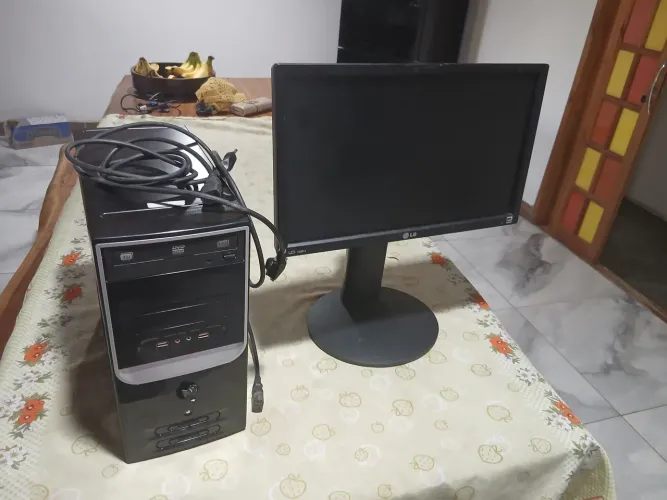 Pc de escritorio com monitor 