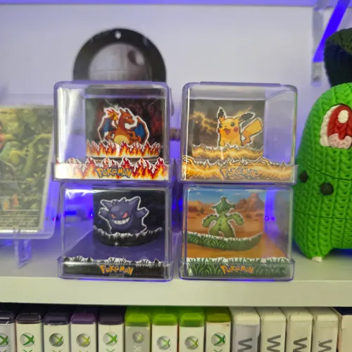 Mini diorama Pokémon no cubo de acrílico - Escolha o Pokémon