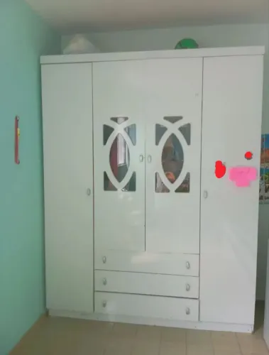 Guarda roupa infantil grande( quatro portas)