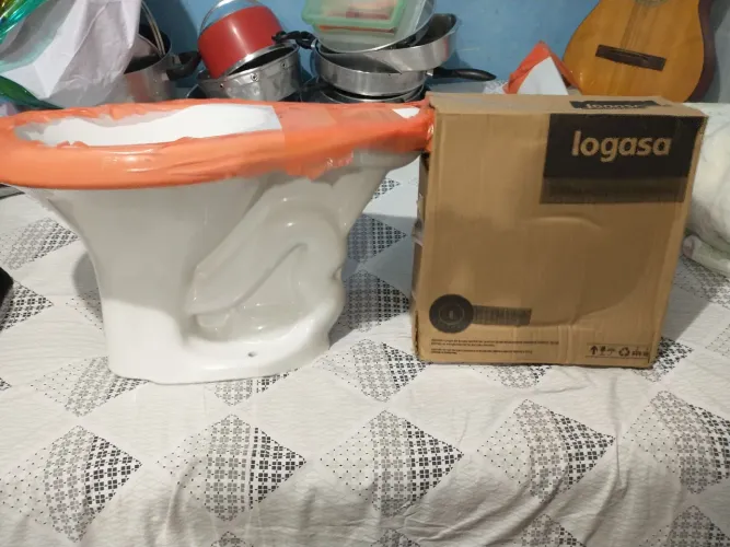 Vende-se kit de banheiro(pia, vazo acoplado, 2 pias plásticas) novo!