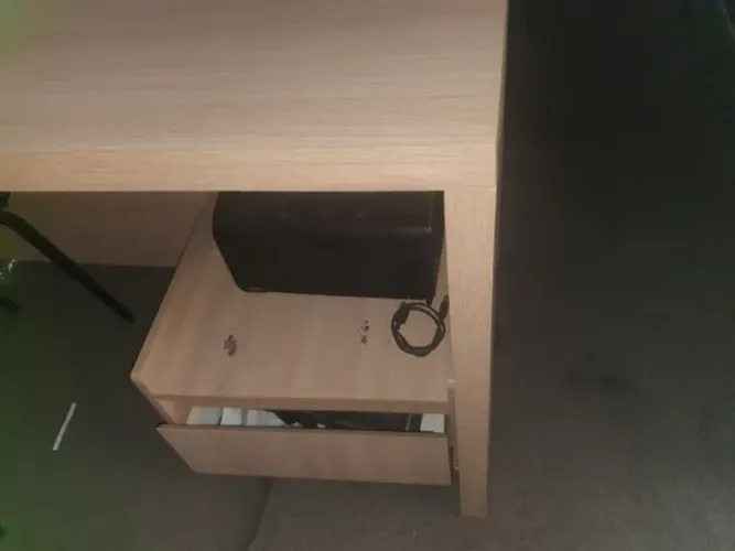 mesa de escritório com gaveteiro integrado