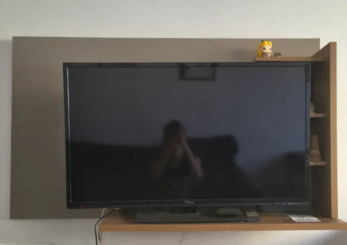 ?Painel de TV Suspenso com Nichos Laterais e Prateleira