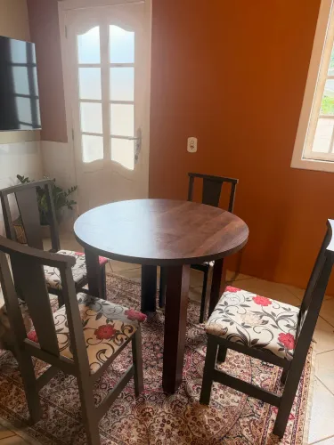 Mesa com 4 cadeiras